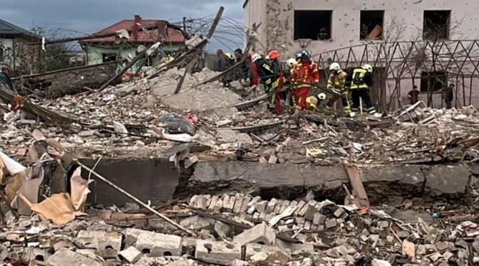 Прощання з родиною, яка загинула через удар рф та у мережі обурені пам’ятником Шевченка у Белзі. Підсумки доби