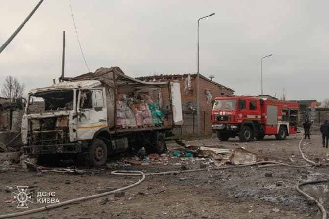 Росіяни пошкодили склади Novus в Києві, загинули водії, які прибули на вигрузку товарів