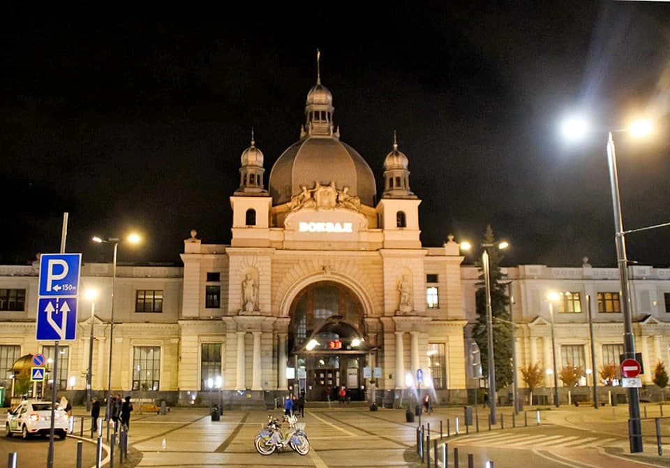 львівський вокзал ввечері/фото: еспресо