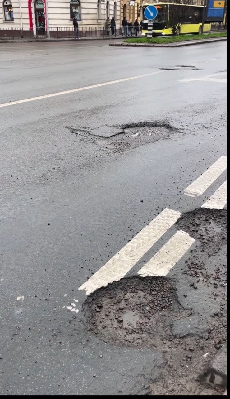 Стан доріг на просп. Чорновола, який ремонтуватимуть / Фото: скриншот з допису Андрія Москаленка