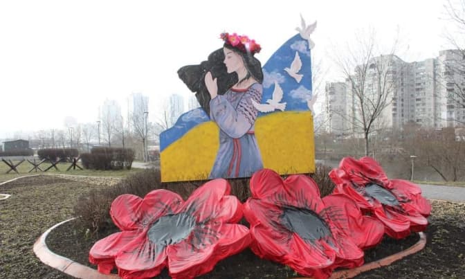 У перемоги жіноче ім'я. На Позняках у Києві створили квіткову композицію