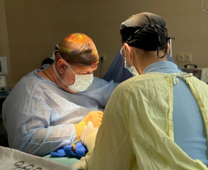 Львівські лікарі відновили кисть юнака, понівечену бензопилою