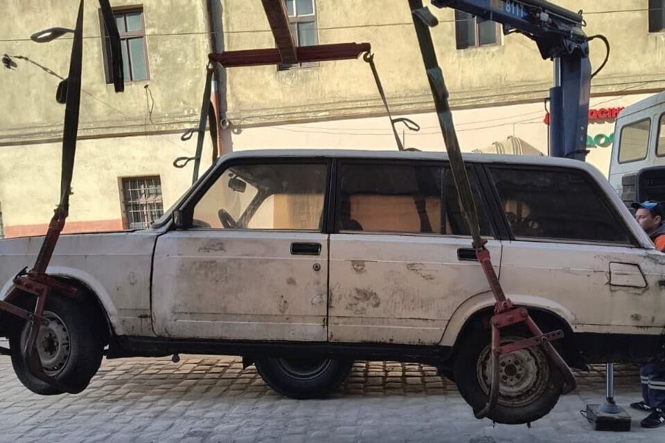 З вулиць Львова забрали ще 3 покинуті автівки