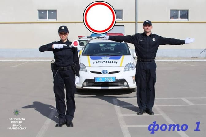 Водіям нагадують, що означають сигнали регулювальника. Інструкція від поліції. Фото