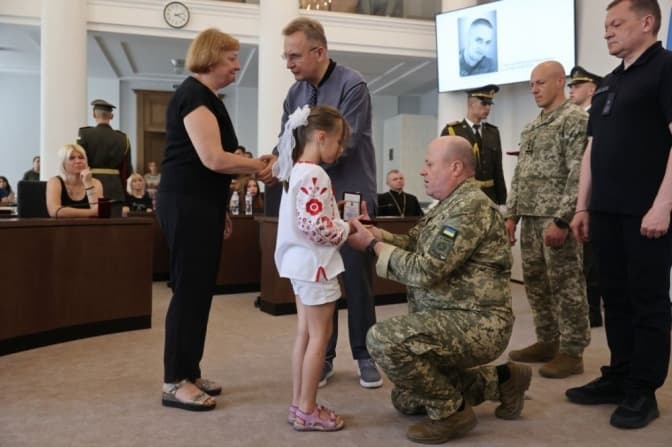 У Львові 30 захисників посмертно нагородили «Почесним знаком святого Юрія»