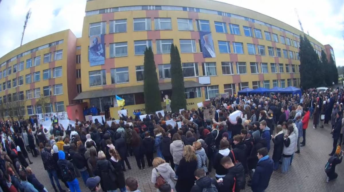 «Руки геть від УАД». У Львові пройшов мітинг студентів проти приєднання академії