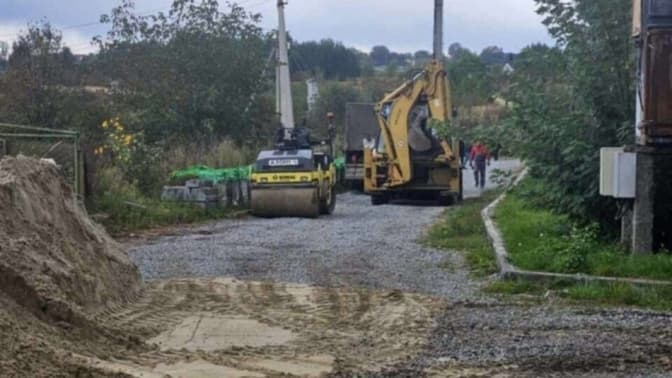 У селі біля Львова на одній із вулиць відремонтують дорогу: викладуть 1100 кв. м бруківки
