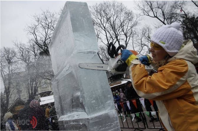 Фото дня у Львові: у місті стартував конкурс льодових скульптур