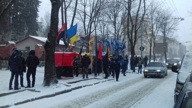 Активісти правих партій пікетують російське консульство у Львові