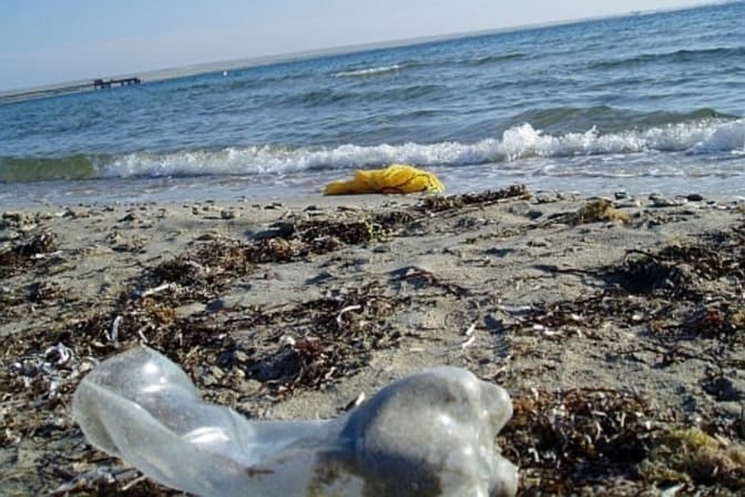 У Євросоюзі перестануть продавати пластиковий посуд та інші пластикові дрібнички