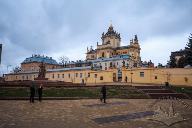 З понеділка на пл. Святого Юра зупинятиметься громадський транспорт