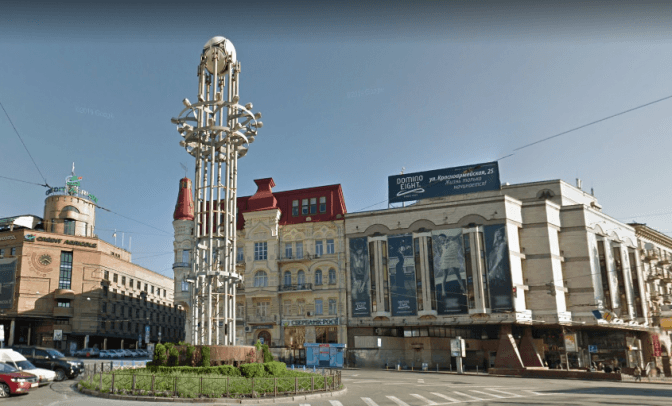 На площі Українських Героїв у Києві приберуть конструкцію з футбольним м'ячем. Що буде замість неї