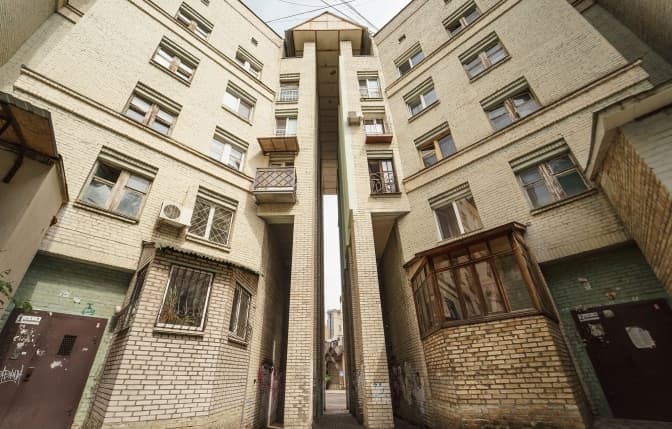 На Подолі руйнують фасад модерністського будинку