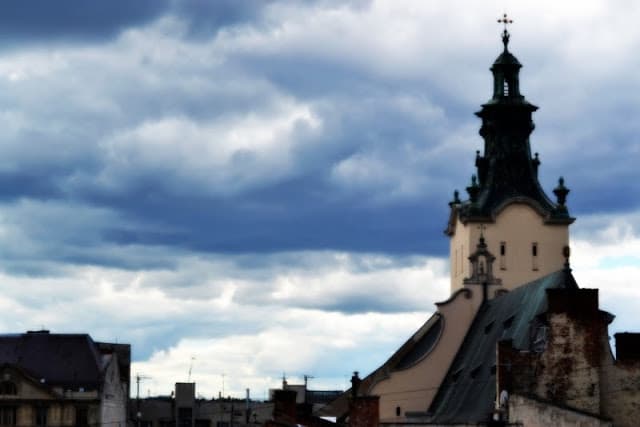 Синоптики прогнозують на четвер у Львові спеку і грози