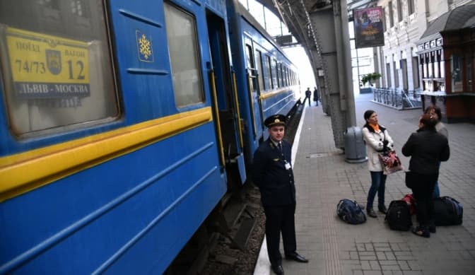 Низка потягів зі Львова тимчасово змінять маршрут