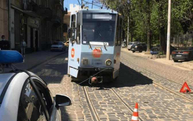 На вулиці Вітовського стався обрив дротів, які впали на трамвай. Рух ускладнений