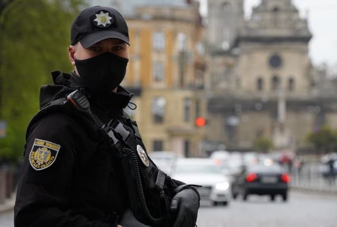 На коронавірус відтепер тестуватимуть поліцейських і нацгвардійців