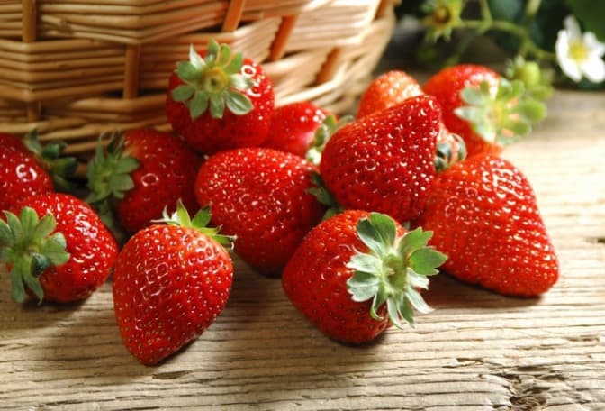 Три швидкі смаколики із полуниці