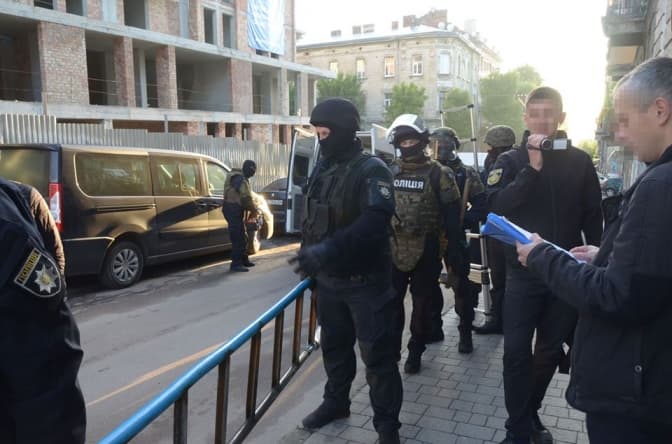 У Львові затримали ще двох підозрюваних до вбивства валютника у центрі міста. Фото