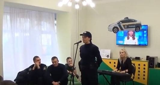 Інспектор поліції зі Львова здивувала співочим талантом. Відео