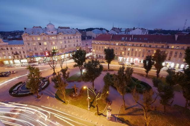 В центрі Львова замінять бетонні тротуари та облаштують дитячі майданчики