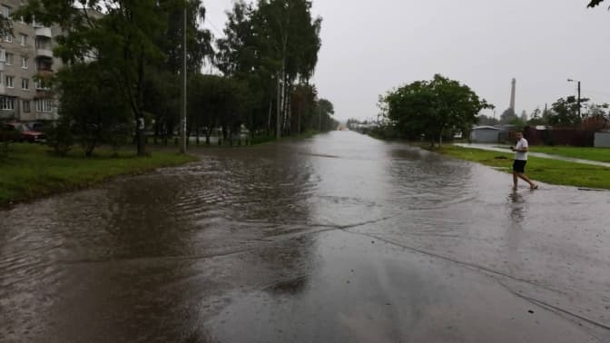 На Львівщині під час зливи затопило вулиці Дрогобича. Відео