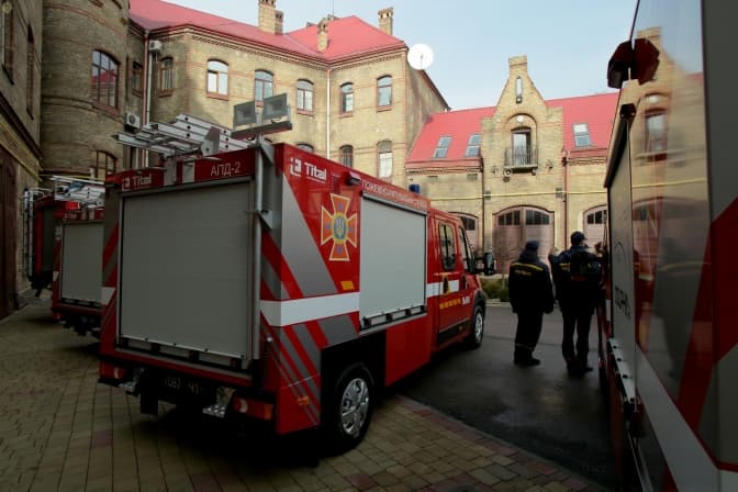 Львівські рятувальники отримали нові автомобілі для порятунку людей. Фото