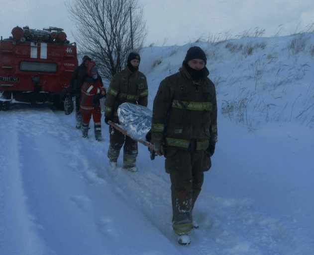 На Львівщині жінку несли 1,5 км на ношах, бо «швидка» не змогла добратися на виклик