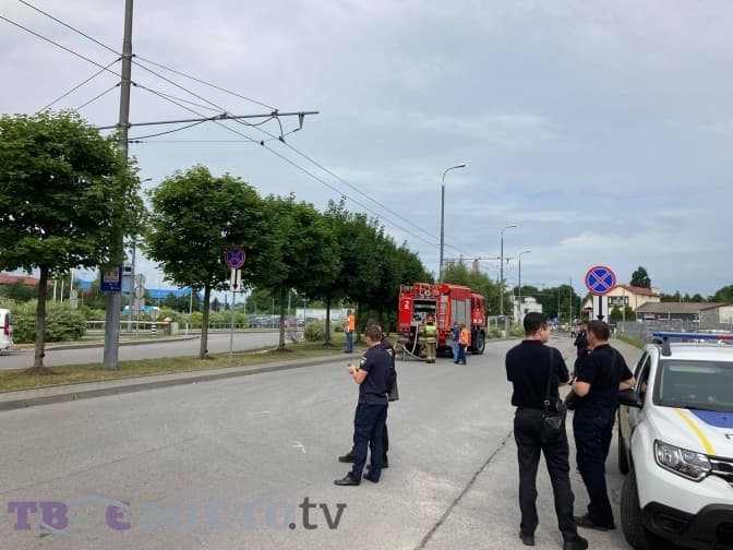 У львівському аеропорту знешкодили сумку, в якій могла бути вибухівка. Фото, відео