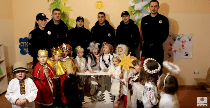 Патрульна поліція та дитячий вертеп привітали львів’ян із Різдвом. Відео
