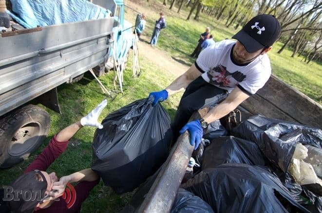 Як львів’яни прибирали у парках. Фото