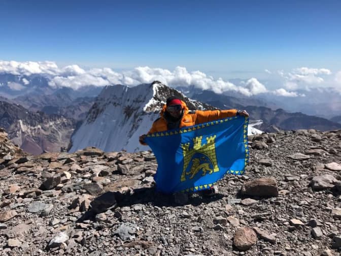 Львів’янин підняв прапор міста на найвищій горі Південної Америки. Фото