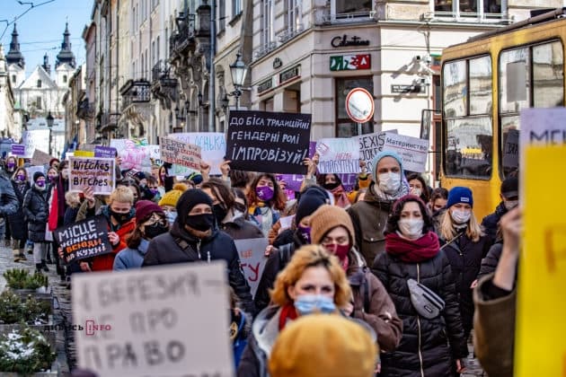 «Нам не потрібні квіти». У Львові проходить марш на підтримку жінок