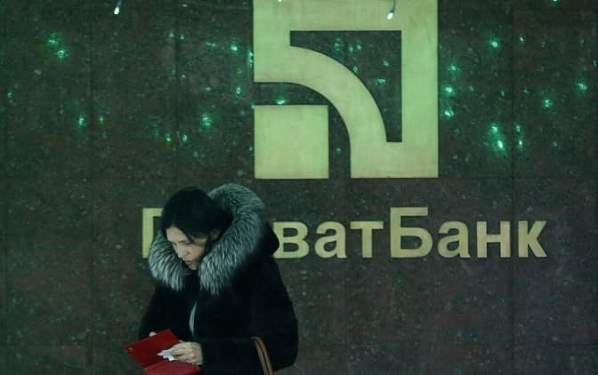 Залишки на рахунках корпоративних клієнтів «ПриватБанку» тимчасово «заморозили»