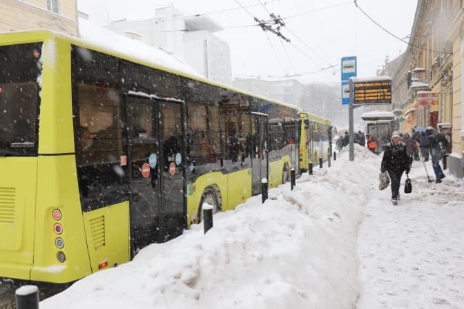 У Львові через заметілі скасовують десятки рейсів міжміських та приміських автобусів