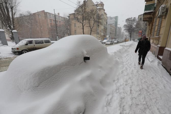У Садового кажуть, що вивозять із львівських вулиць по 250 КАМАЗів снігу
