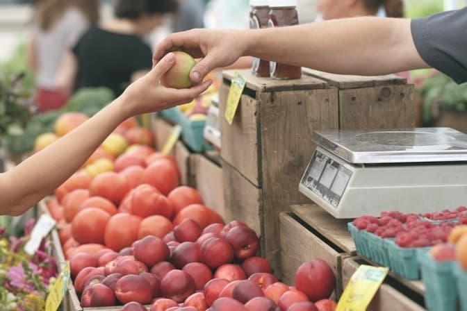 Чи передається коронавірус через продукти та їжу. Пояснення медиків