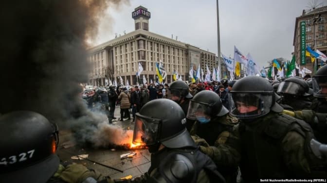 У центрі Києва відбуваються сутички учасників акції ФОПів і поліції. Є постраждалі