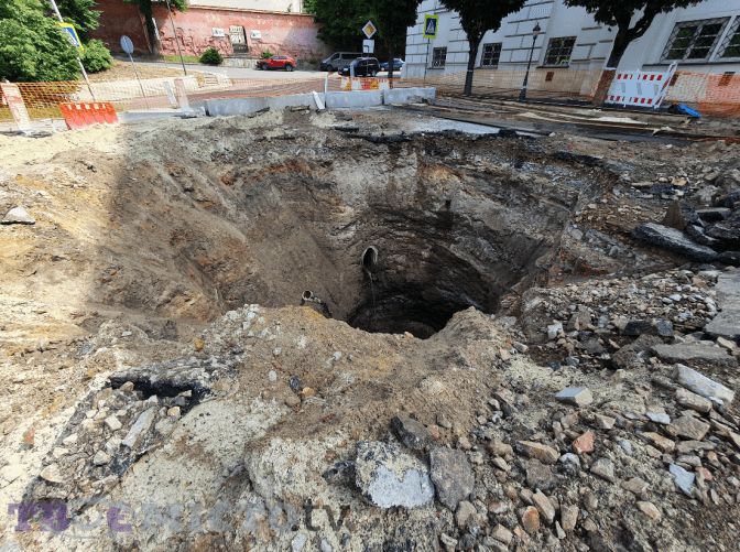 Провалля на вулиці Винниченка обіцяють ліквідувати за два тижні. Фото, відео