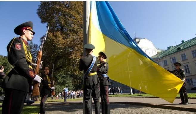 У Львові підняли синьо-жовтий прапор та вшанували борців за незалежність
