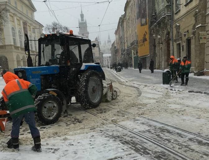 Ситуація на дорогах. У Львові працює вся снігоочисна техніка