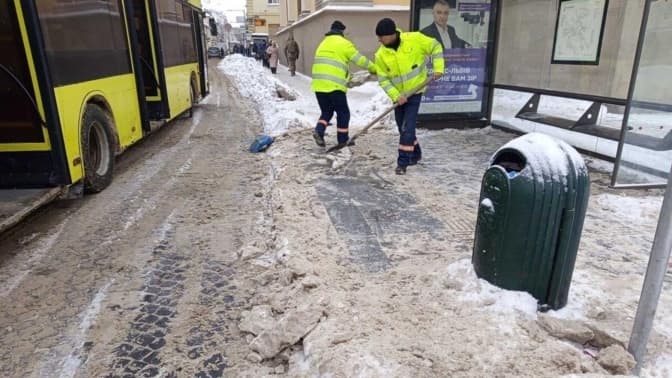 Сніг у Львові ускладнює рух: містяни звертають увагу, комунальні служби працюють на місцях