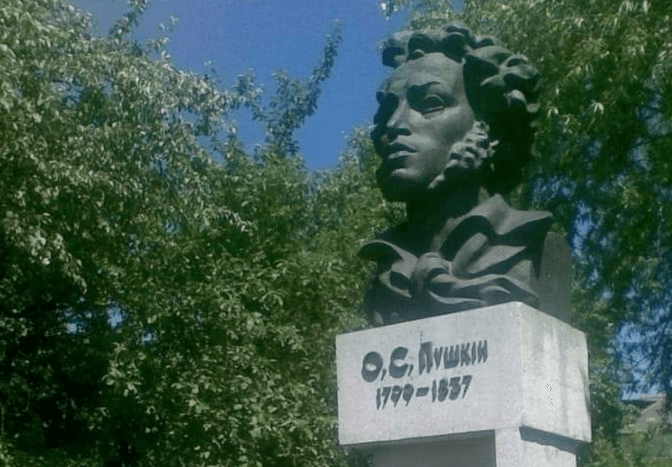 У селі на Львівщині демонтують погруддя Пушкіну