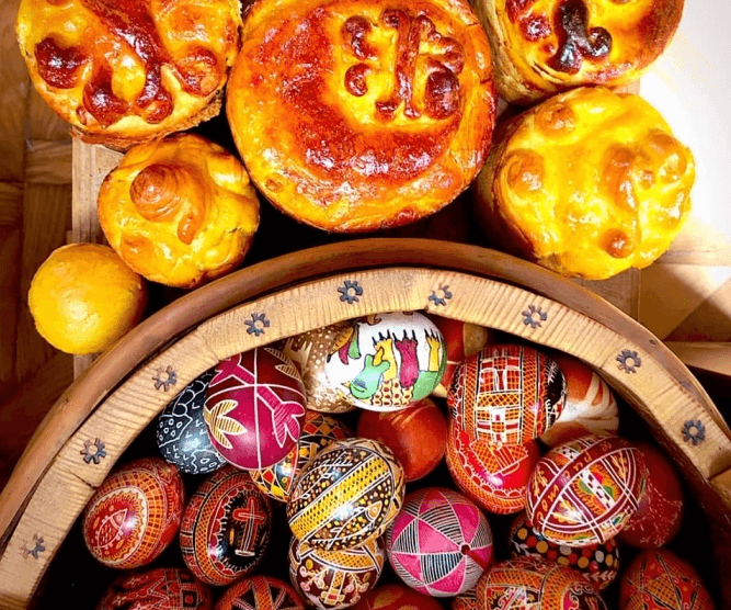 Львівський художник розмалював кошик великодніх яєць