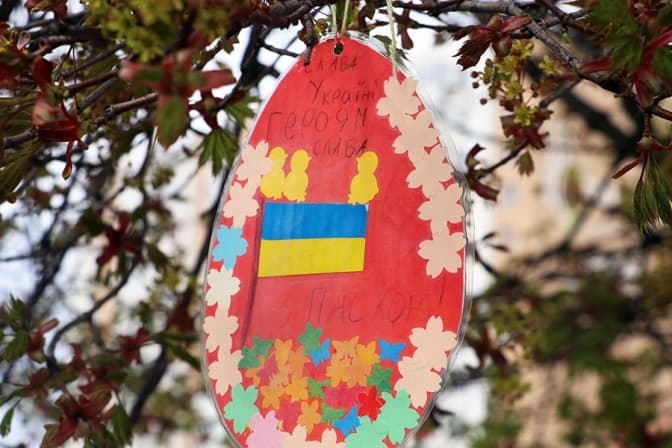 У Львові перед військовою частиною зацвіло «писанкове дерево»