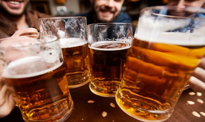 Дешевий алкоголь та красиві жінки: як англійський таблоїд рекламує Україну