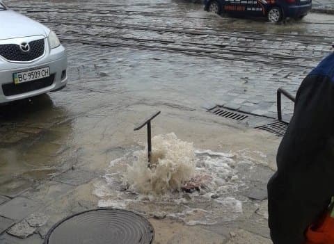 Через ремонтні роботи у Львові вода витікає на проїжджу частину
