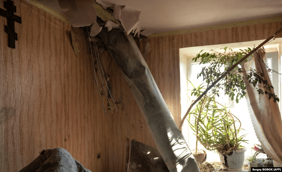 Корпус ракети застряг у квартирі після обстрілу на північній околиці Харкова 24 лютого 2022 року
Фото: Радіо свобода