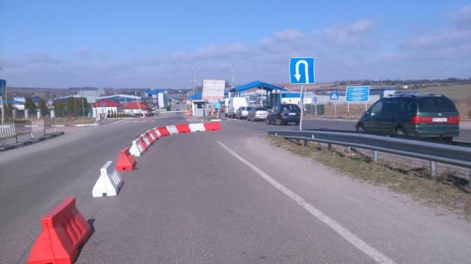 На кордоні з Польщею розмежували смуги руху для автівок. Фото