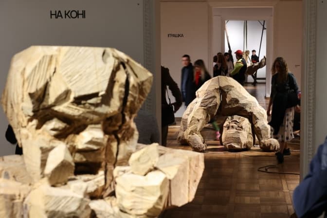 У Львові відкрили виставку Володимира Семківа про дитячі стани. Фото